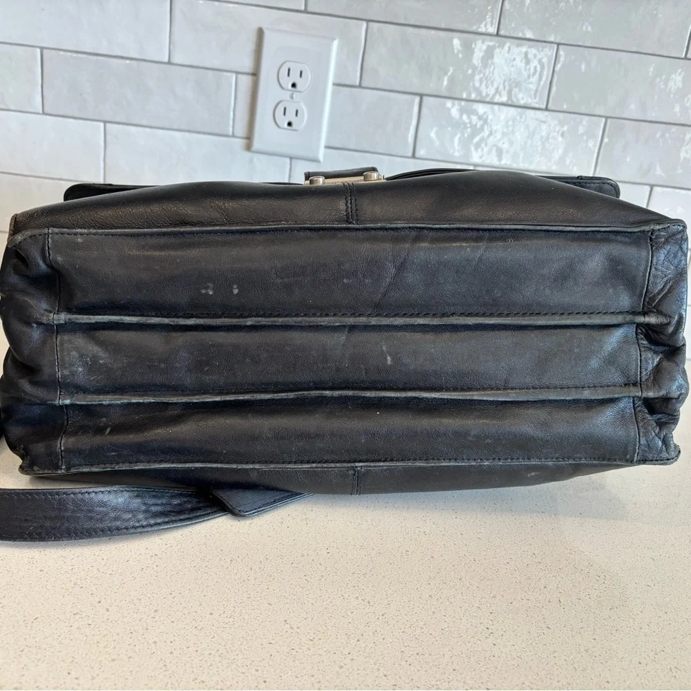 LE TANNEUR Briefcase Business Shoulder Bag Handbag Leather Black Lock EUC